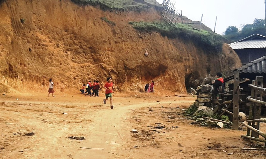 Những đứa trẻ ở bản Sài Khao. Sài Khao là bản cao, xa nhất ở xã Mường Lý, nên giáo viên phải lên tận bản đi vận động học sinh trở lại trường.
