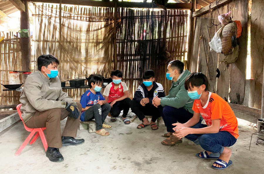 Thầy giáo Lò Văn Út và Vi Văn Điệp - Trường PTDTBT-THCS Mường Lý đến nhà học sinh ở bản Xi Lô (Mường Lý, Mường Lát, Thanh Hóa) vận động các em trở lại lớp học.