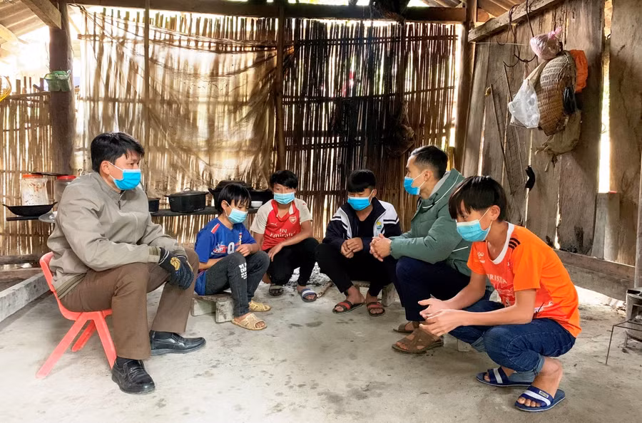 Thầy giáo Lò Văn Út và Vi Văn Điệp - Trường PTDTBT-THCS Mường Lý đến nhà học sinh ở bản Xi Lô (Mường Lý, Mường Lát, Thanh Hóa) vận động các em trở lại lớp học.