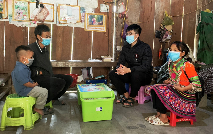 Thầy giáo Nguyễn Ngọc Long Quân - Trường PTDTBT- THCS Mường Lý đi vận động học sinh đến lớp.