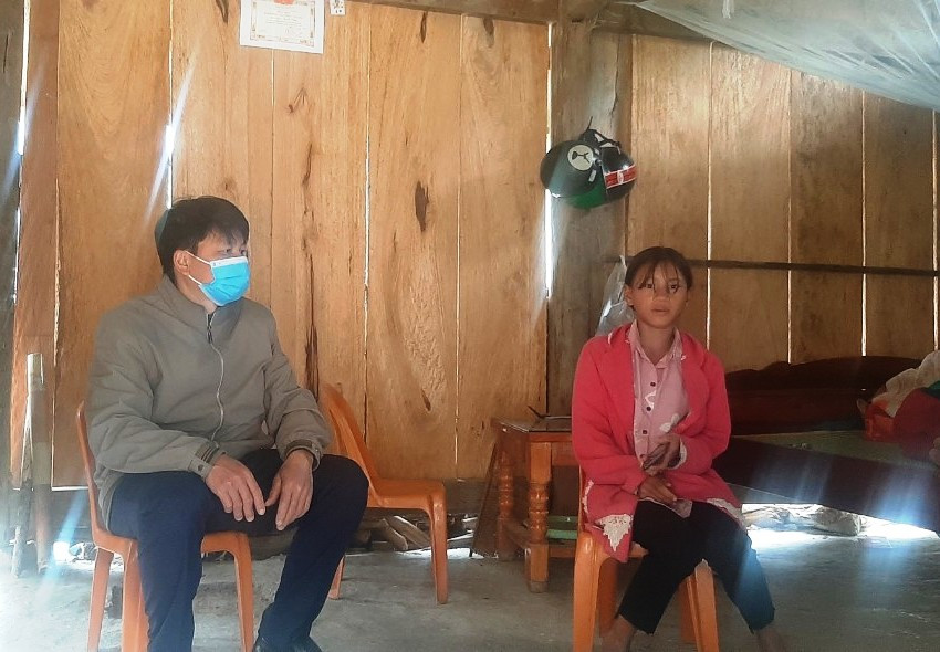 Thầy giáo Lò Văn Út thuyết phục học sinh ở bản Suối Ún ra lớp sau kỳ nghỉ Tết.