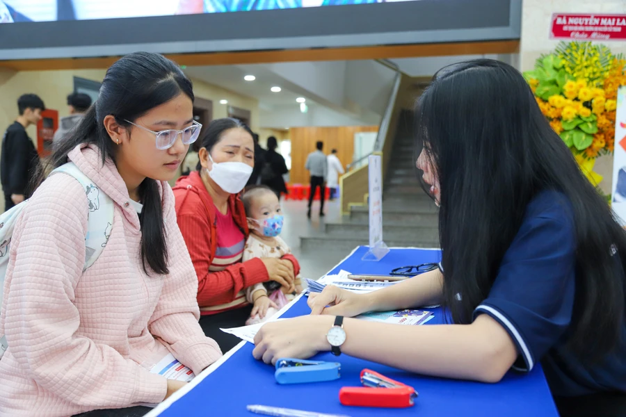 Tân sinh viên làm thủ tục nhập học tại Trường ĐH Nguyễn Tất Thành. Ảnh: NTTU