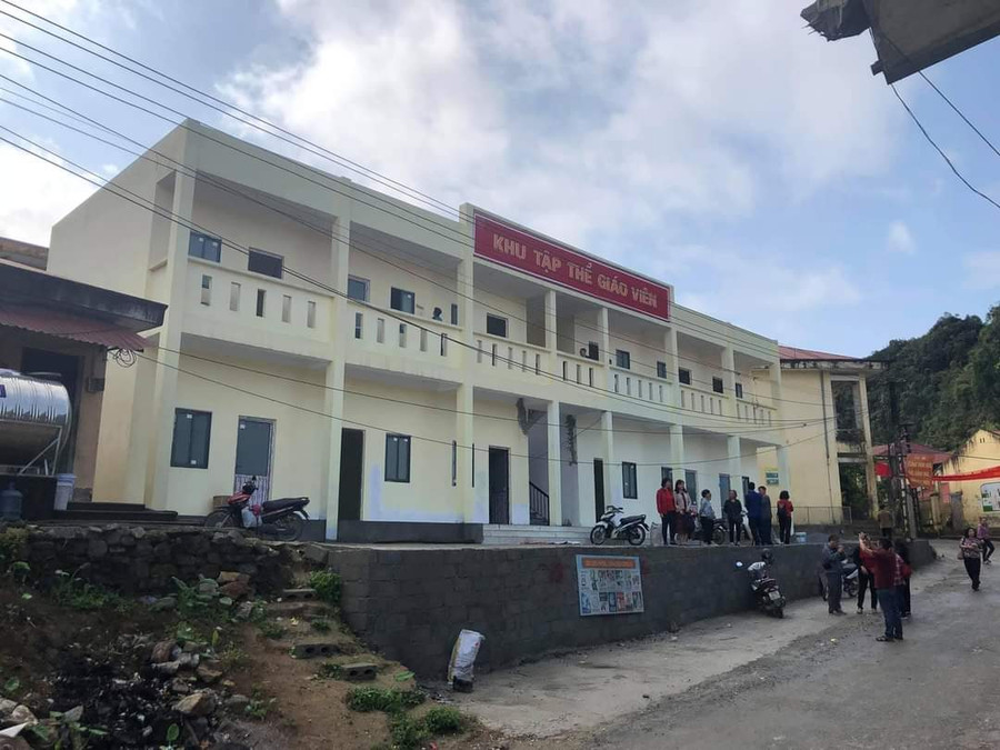 Công trình nhà tập thể cho giáo viên ở Vần Chải, Đồng Văn, Hà Giang do nhóm Ong Chăm tặng.