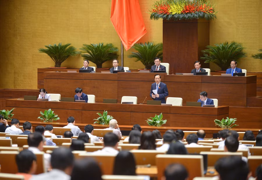 Bộ trưởng Bộ Lao động – Thương binh và Xã hội Đào Ngọc Dung trả lời chất vấn tại kỳ họp thứ 5, Quốc hội khoá XV. Ảnh: Quốc hội.