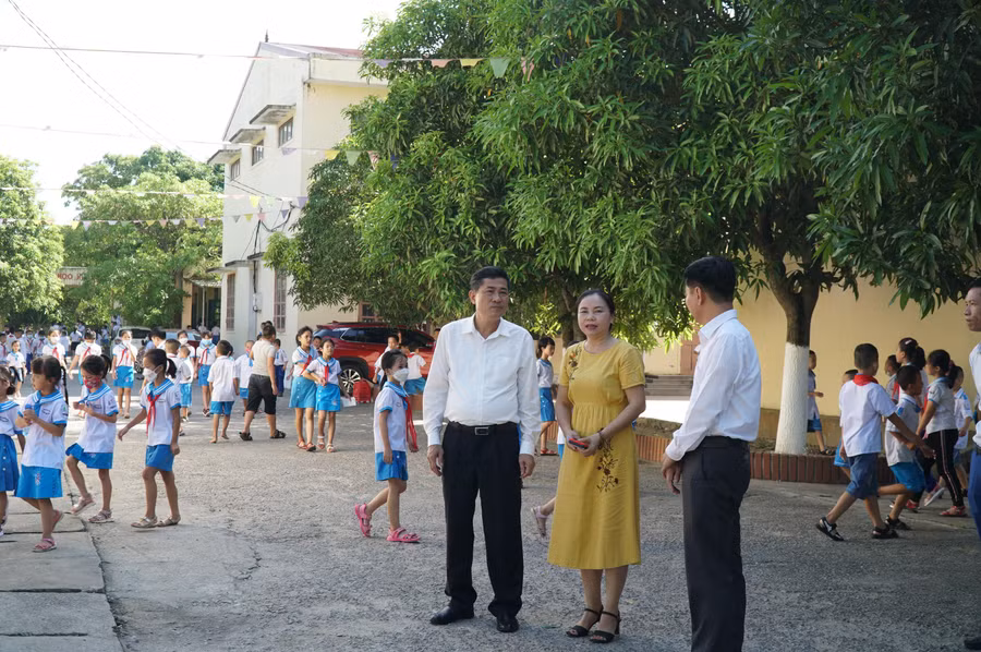 Ông Thái Văn Thành - Giám đốc Sở GD&amp;ĐT Nghệ An thăm và kiểm tra công tác chuẩn bị năm học mới tại Trường Tiểu học Hưng Hòa, TP Vinh, Nghệ An.