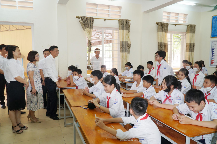 Đoàn công tác Sở GD&amp;ĐT Nghệ An thăm, trò chuyện và động viên học sinh vùng ven đô Hưng Hòa, thành phố Vinh trước thềm năm học mới.