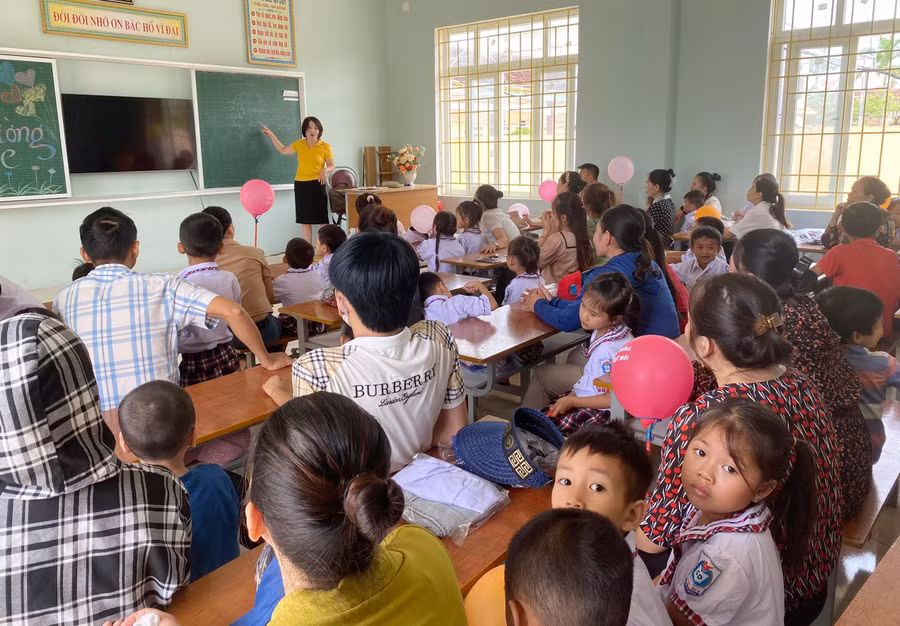 Tại Trường Tiểu học Quỳnh Lâm B (huyện Quỳnh Lưu, Nghệ An), phụ huynh học sinh lớp 1 cũng vào lớp cùng con trong ngày tựu trường. Bởi trẻ từ mầm non lên lớp 1 còn nhiều bỡ ngỡ với môi trường học tập cũng như nội quy trường lớp mới, nên cần có phụ huynh đồng hành, hỗ trợ. Trong buổi gặp mặt đầu tiên này, cô giáo chủ nhiệm cũng phổ biến cho phụ huynh những điểm chú ý của chương trình SGK lớp 1 mới để cùng tương tác, phối hợp trong giáo dục con em.