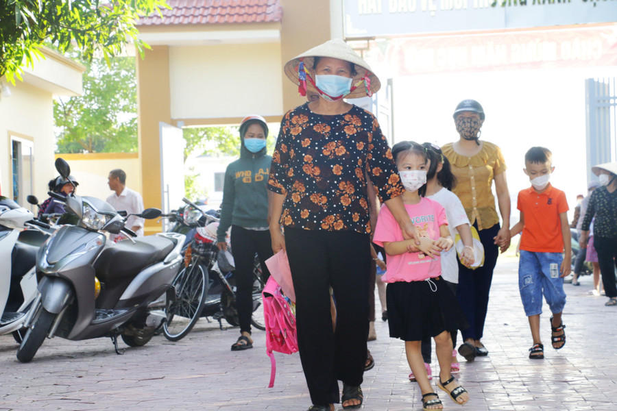 Tại Trường Tiểu học Hưng Thông, huyện Hưng Nguyên, Nghệ An, nhiều bạn lớp 1 được người thân dắt tay đưa đến trường trong ngày chính thức chuyển từ trẻ mầm non sang học sinh phổ thông. Tại Trường Tiểu học Hưng Thông, huyện Hưng Nguyên, Nghệ An, nhiều bạn lớp 1 được người thân dắt tay đưa đến trường trong ngày chính thức chuyển từ trẻ mầm non sang học sinh phổ thông.