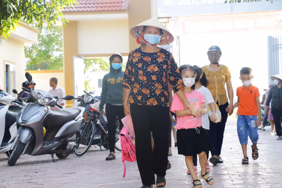 Tại Trường Tiểu học Hưng Thông, huyện Hưng Nguyên, Nghệ An, nhiều bạn lớp 1 được người thân dắt tay đưa đến trường trong ngày chính thức chuyển từ trẻ mầm non sang học sinh phổ thông.