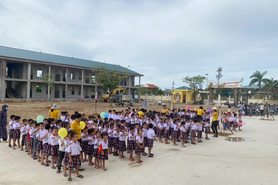 Trước đó để chuẩn bị cho ngày tựu trường và khai giảng năm học mới, Sở Giáo dục và Đào tạo Nghệ An cũng đã chỉ đạo các nhà trường thực hiện nghiêm túc các quy định để hoàn thành theo khung kế hoạch của năm học 2022-2023. Đồng thời, tiếp tục triển khai các biện pháp phòng chống dịch Covid-19; đẩy nhanh tiến độ xây dựng sửa chữa cơ sở vật chất, trang thiết bị dạy học; đảm bảo trường học xanh sạch đẹp đón chào năm học mới. Trước đó để chuẩn bị cho ngày tựu trường và khai giảng năm học mới, Sở Giáo dục và Đào tạo Nghệ An cũng đã chỉ đạo các nhà trường thực hiện nghiêm túc các quy định để hoàn thành theo khung kế hoạch của năm học 2022-2023. Đồng thời, tiếp tục triển khai các biện pháp phòng chống dịch Covid-19; đẩy nhanh tiến độ xây dựng sửa chữa cơ sở vật chất, trang thiết bị dạy học; đảm bảo trường học xanh sạch đẹp đón chào năm học mới.