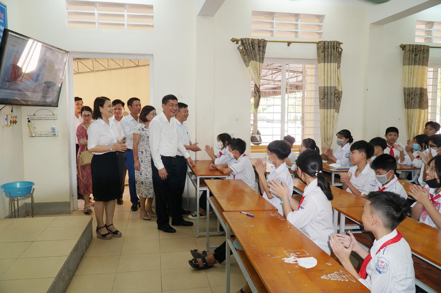 Cũng trong ngày tựu trường, đoàn công tác Sở GD&ĐT Nghệ An đến thăm, khích lệ học sinh, giáo viên một số trường học. Đồng thời kiểm tra công tác chuẩn bị cho năm học mới ở các trường, đảm bảo học sinh được hỗ trợ tối đa, thuận lợi nhất khi đến trường, nhất là ở vùng khó khăn. Cũng trong ngày tựu trường, đoàn công tác Sở GD&ĐT Nghệ An đến thăm, khích lệ học sinh, giáo viên một số trường học. Đồng thời kiểm tra công tác chuẩn bị cho năm học mới ở các trường, đảm bảo học sinh được hỗ trợ tối đa, thuận lợi nhất khi đến trường, nhất là ở vùng khó khăn.