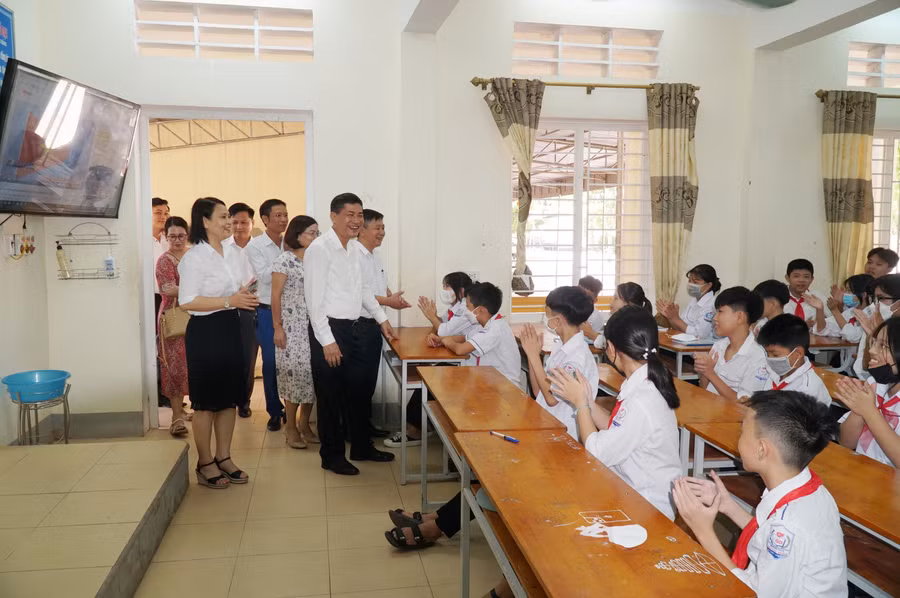 Cũng trong ngày tựu trường, đoàn công tác Sở GD&amp;ĐT Nghệ An đến thăm, khích lệ học sinh, giáo viên một số trường học. Đồng thời kiểm tra công tác chuẩn bị cho năm học mới ở các trường, đảm bảo học sinh được hỗ trợ tối đa, thuận lợi nhất khi đến trường, nhất là ở vùng khó khăn.