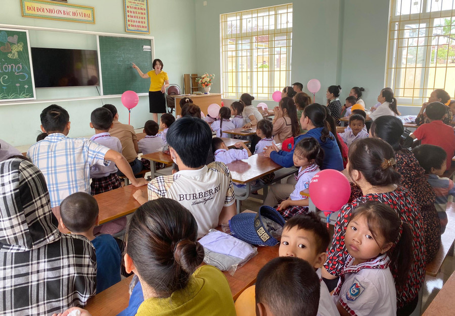 Tại Trường Tiểu học Quỳnh Lâm B (huyện Quỳnh Lưu, Nghệ An), phụ huynh học sinh lớp 1 cũng vào lớp cùng con trong ngày tựu trường. Bởi trẻ từ mầm non lên lớp 1 còn nhiều bỡ ngỡ với môi trường học tập cũng như nội quy trường lớp mới, nên cần có phụ huynh đồng hành, hỗ trợ. Trong buổi gặp mặt đầu tiên này, cô giáo chủ nhiệm cũng phổ biến cho phụ huynh những điểm chú ý của chương trình SGK lớp 1 mới để cùng tương tác, phối hợp trong giáo dục con em. Tại Trường Tiểu học Quỳnh Lâm B (huyện Quỳnh Lưu, Nghệ An), phụ huynh học sinh lớp 1 cũng vào lớp cùng con trong ngày tựu trường. Bởi trẻ từ mầm non lên lớp 1 còn nhiều bỡ ngỡ với môi trường học tập cũng như nội quy trường lớp mới, nên cần có phụ huynh đồng hành, hỗ trợ. Trong buổi gặp mặt đầu tiên này, cô giáo chủ nhiệm cũng phổ biến cho phụ huynh những điểm chú ý của chương trình SGK lớp 1 mới để cùng tương tác, phối hợp trong giáo dục con em.