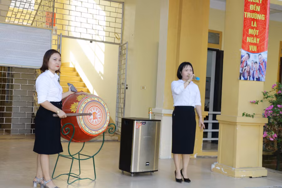 Sau 2 năm học bị ảnh hưởng bởi dịch Covid-19, đặc biệt năm học 2021-2022 trước đó, các trường học phải tựu trường, khai giảng trực tuyến, thì việc được tập trung trở lại trường đông đủ là niềm vui của cả giáo viên lẫn học sinh.