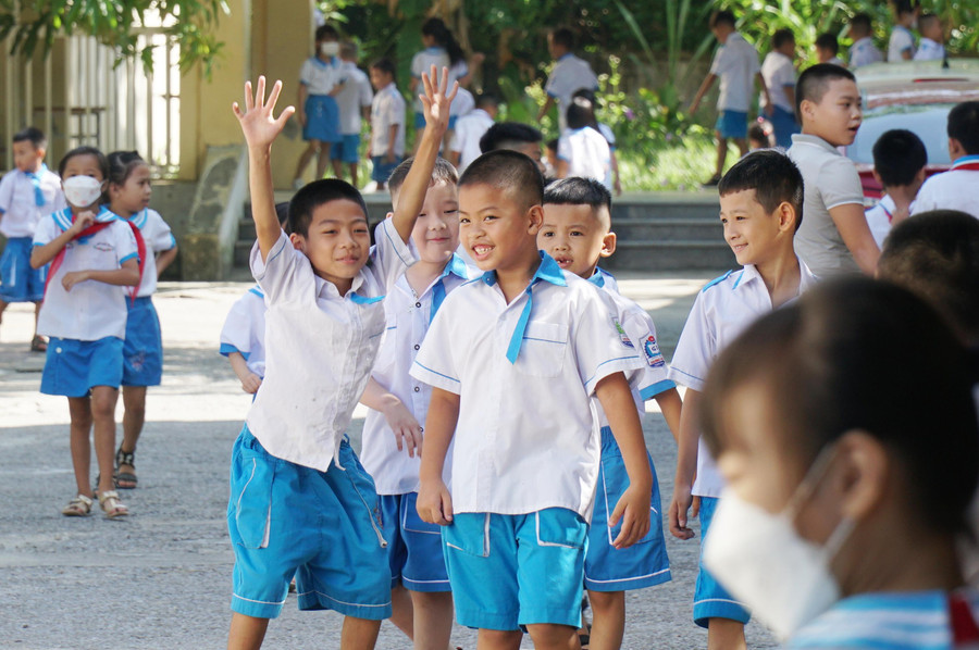 Niềm vui được gặp và vui chơi cùng các bạn của học sinh Trường Tiểu học Hưng Hòa, thành phố Vinh, Nghệ An. Dịp hè vừa qua, tỉnh Nghệ An cấm dạy thêm, học thêm văn hóa. Các em học sinh đã có kỳ nghỉ trọn vẹn và phấn khởi trở lại trường sau 3 tháng hè. Niềm vui được gặp và vui chơi cùng các bạn của học sinh Trường Tiểu học Hưng Hòa, thành phố Vinh, Nghệ An. Dịp hè vừa qua, tỉnh Nghệ An cấm dạy thêm, học thêm văn hóa. Các em học sinh đã có kỳ nghỉ trọn vẹn và phấn khởi trở lại trường sau 3 tháng hè.