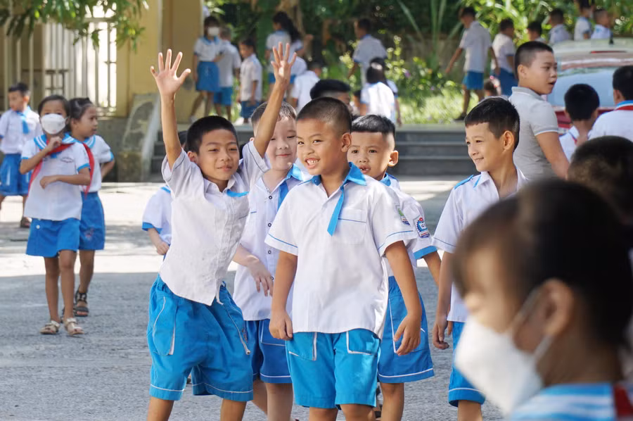 Niềm vui được gặp và vui chơi cùng các bạn của học sinh Trường Tiểu học Hưng Hòa, thành phố Vinh, Nghệ An. Dịp hè vừa qua, tỉnh Nghệ An cấm dạy thêm, học thêm văn hóa. Các em học sinh đã có kỳ nghỉ trọn vẹn và phấn khởi trở lại trường sau 3 tháng hè.