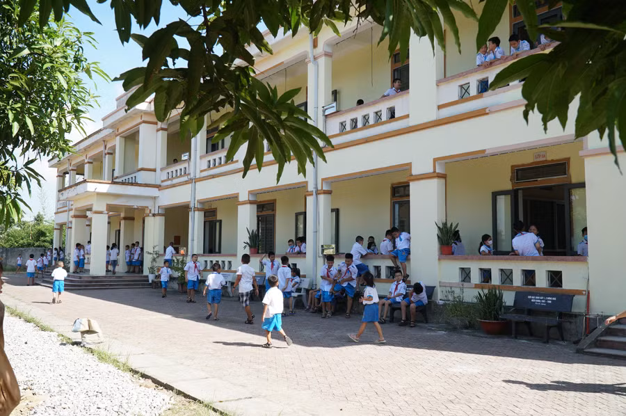 Hưng Hòa là xã vùng ven đê, có địa hình thấp trũng, điều kiện kinh tế của người dân, phụ huynh còn vất vả. Nhưng những năm qua, các nhà trường trên địa bàn đã có nhiều nỗ lực nâng cao chất lượng dạy học toàn diện.