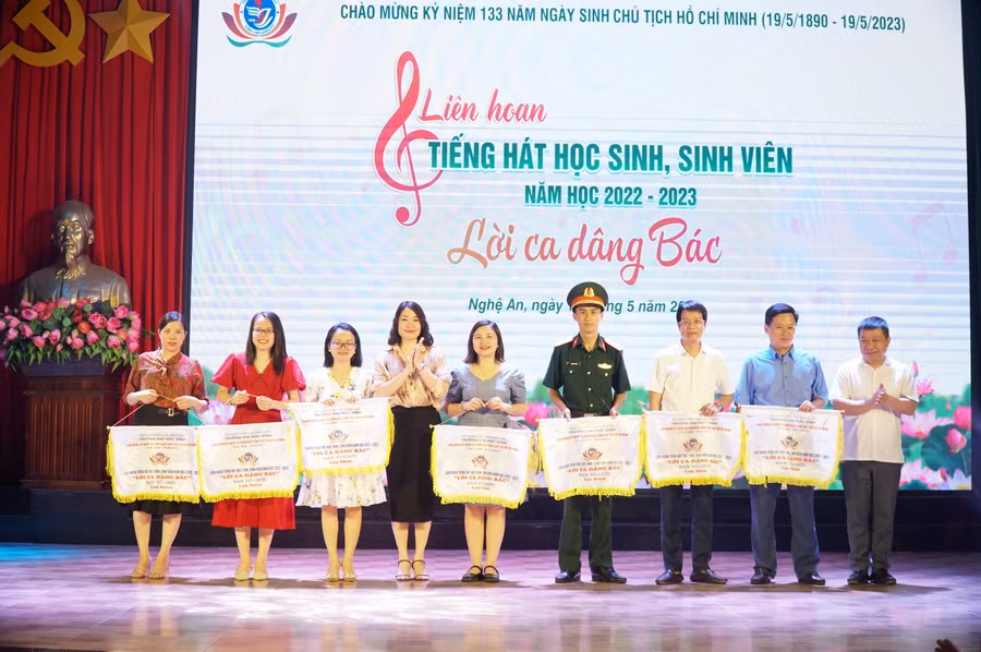 Ban tổ chức trao cờ lưu niệm cho các trường, khoa, viện... có chương trình nghệ thuật tham Liên hoan tiếng hát HSSV cấp trường. Ảnh: Hồ Lài.