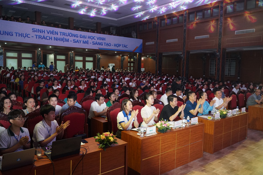 Đông đảo học sinh, sinh viên, cán bộ giảng viên Trường ĐH Vinh dự liên hoan với chủ đề "Lời ca dâng Bác". Ảnh: Hồ Lài. Đông đảo học sinh, sinh viên, cán bộ giảng viên Trường ĐH Vinh dự liên hoan với chủ đề "Lời ca dâng Bác". Ảnh: Hồ Lài.