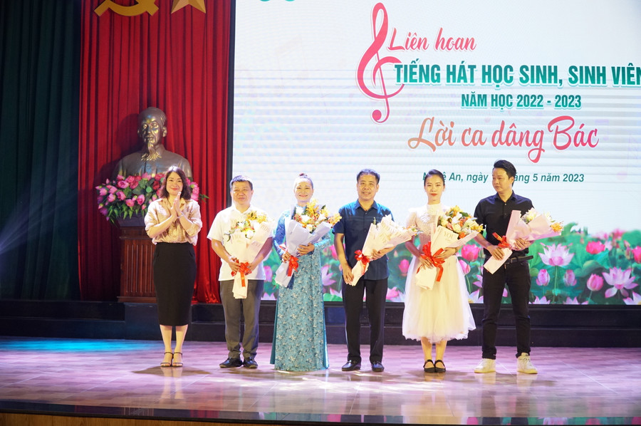 Ban tổ chức tặng hoa cho ban giám khảo Liên hoan tiếng hát học sinh, sinh viên Trường ĐH Vinh. Ảnh: Hồ Lài. Ban tổ chức tặng hoa cho ban giám khảo Liên hoan tiếng hát học sinh, sinh viên Trường ĐH Vinh. Ảnh: Hồ Lài.