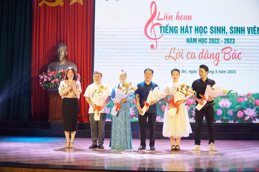 Ban tổ chức tặng hoa cho ban giám khảo Liên hoan tiếng hát học sinh, sinh viên Trường ĐH Vinh. Ảnh: Hồ Lài.