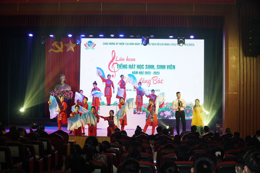 Nhiều tiết mục được dàn dựng công phu, đem đến nhiều cảm xúc cho khán giả. Ảnh: Hồ Lài. Nhiều tiết mục được dàn dựng công phu, đem đến nhiều cảm xúc cho khán giả. Ảnh: Hồ Lài.