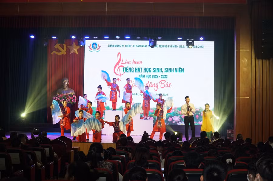 Nhiều tiết mục được dàn dựng công phu, đem đến nhiều cảm xúc cho khán giả. Ảnh: Hồ Lài.