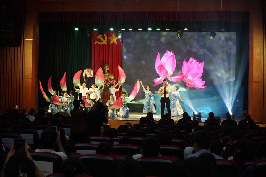 Mỗi đơn vị tham gia sẽ xây dựng chương trình nghệ thuật với thời lượng 15-20 phút, nội dung ca ngợi Đảng quang vinh, Bác Hồ vĩ đại, tình yêu đối với quê hương, đất nước... Ảnh: Hồ Lài. Mỗi đơn vị tham gia sẽ xây dựng chương trình nghệ thuật với thời lượng 15-20 phút, nội dung ca ngợi Đảng quang vinh, Bác Hồ vĩ đại, tình yêu đối với quê hương, đất nước... Ảnh: Hồ Lài.