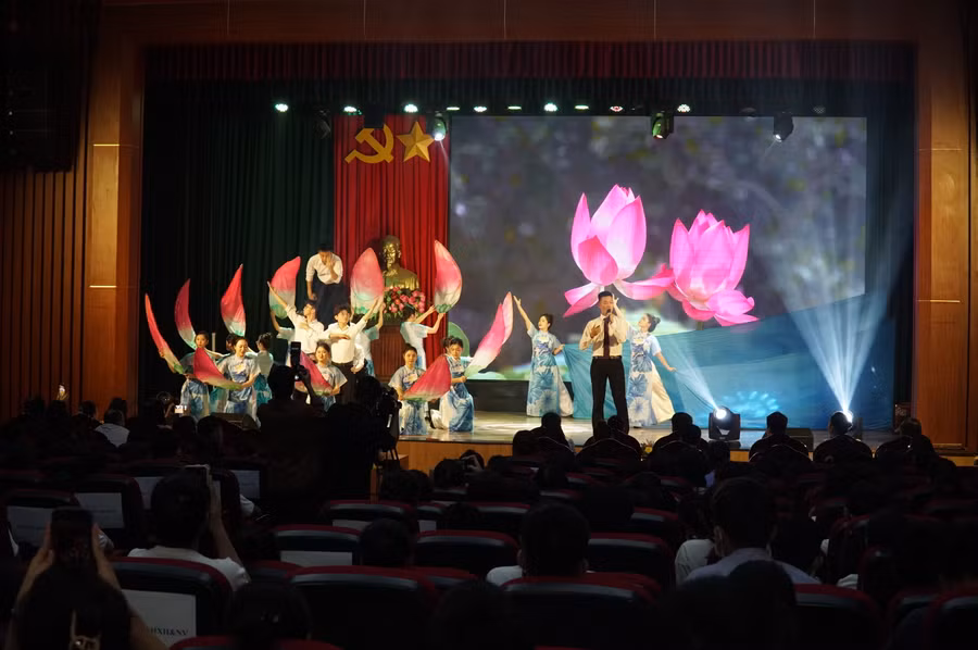 Mỗi đơn vị tham gia sẽ xây dựng chương trình nghệ thuật với thời lượng 15-20 phút, nội dung ca ngợi Đảng quang vinh, Bác Hồ vĩ đại, tình yêu đối với quê hương, đất nước... Ảnh: Hồ Lài.