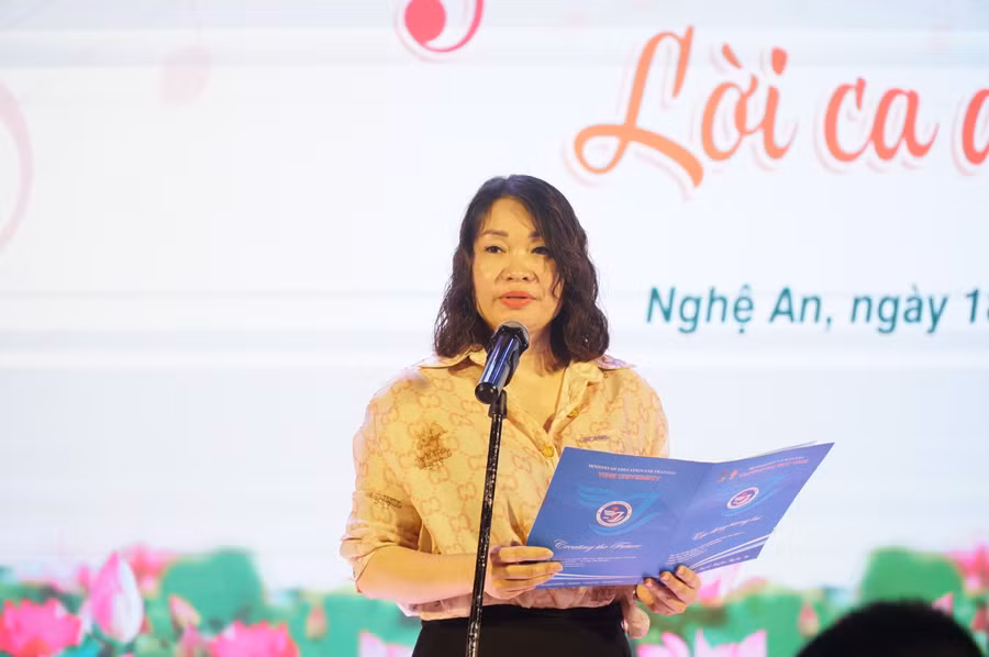 PGS.TS Nguyễn Thị Thu Cúc - Phó Hiệu trưởng nhà trường phát biểu khai mạc liên hoan. Ảnh: Hồ Lài.