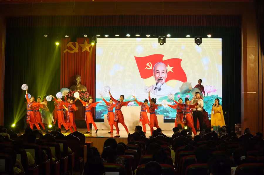 Liên hoan cũng là dịp để học sinh, sinh viên nhà trường nâng cao đời sống tinh thần, giáo dục giáo dục "Học tập và làm theo tư tưởng, đạo đức, phong cách Hồ Chí Minh" cho thế hệ trẻ. Ảnh: Hồ Lài.