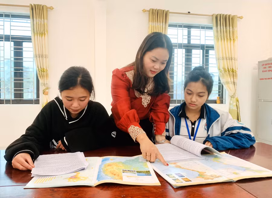 Cô Nguyễn Hồng Nga (GV Địa lý - Trường THCS Anh Sơn, Nghệ An) chia sẻ được truyền cảm hứng, động lực yêu nghề từ chính học trò. Ảnh: Hồ Lài.