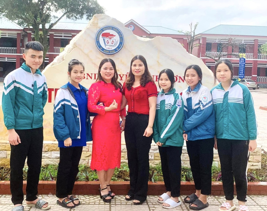 Cô và trò đội tuyển môn Địa lý của huyện Anh Sơn tham dự kỳ thi chọn học sinh giỏi tỉnh môn Địa lý lớp 9 năm học 2022-2023.