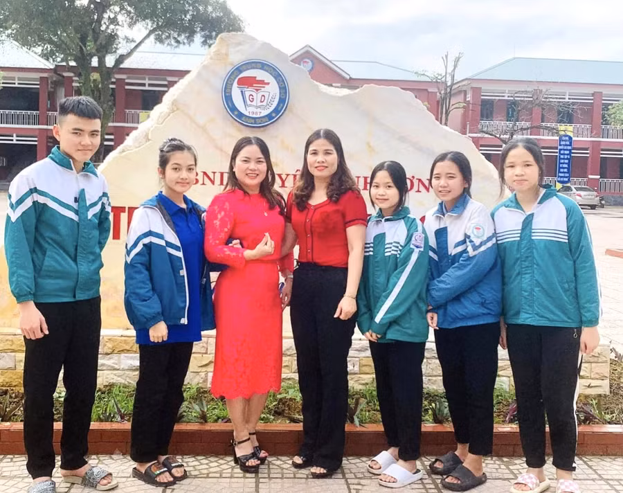 Cô và trò đội tuyển môn Địa lý của huyện Anh Sơn tham dự kỳ thi chọn học sinh giỏi tỉnh môn Địa lý lớp 9 năm học 2022-2023.