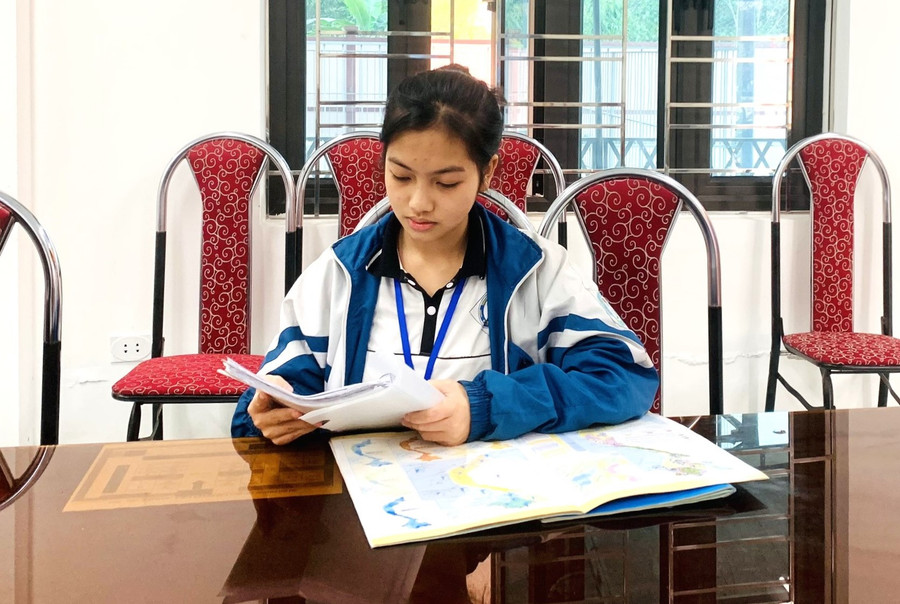 Em Trần Tuệ Nhân xuất sắc giành thủ khoa bảng A kỳ thi chọn học sinh giỏi môn Địa lý lớp 9 tỉnh Nghệ An. Ảnh: Hồ Lài.