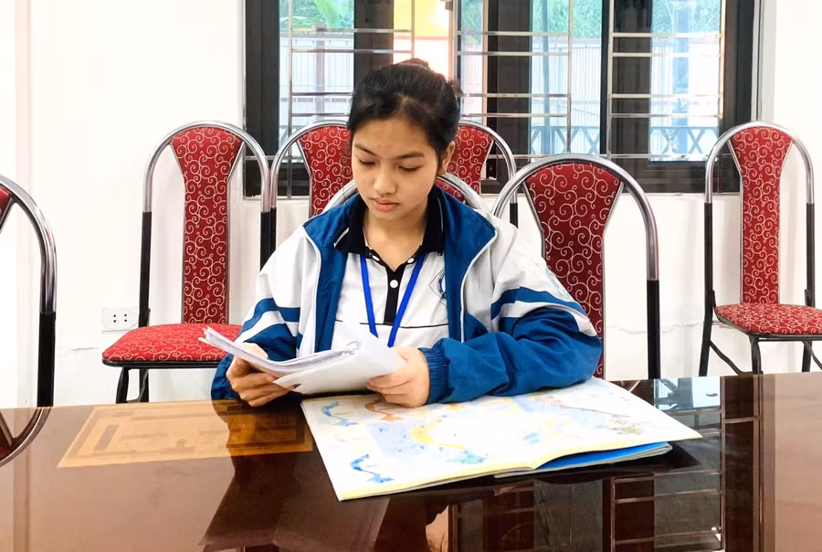 Em Trần Tuệ Nhân xuất sắc giành thủ khoa bảng A kỳ thi chọn học sinh giỏi môn Địa lý lớp 9 tỉnh Nghệ An. Ảnh: Hồ Lài.