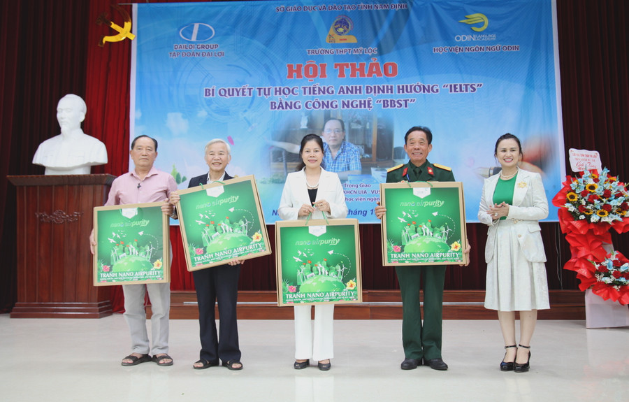 Bà Nguyễn Thị Thanh Mai - Phó chủ tịch hội đồng quản trị Tập đoàn Mai Hoa (người đứng ngoài cùng bên phải) đồng hành cùng giáo dục trao tặng quà và chụp ảnh lưu niệm cùng Hiệu trưởng, khách mời. Bà Nguyễn Thị Thanh Mai - Phó chủ tịch hội đồng quản trị Tập đoàn Mai Hoa (người đứng ngoài cùng bên phải) đồng hành cùng giáo dục trao tặng quà và chụp ảnh lưu niệm cùng Hiệu trưởng, khách mời.