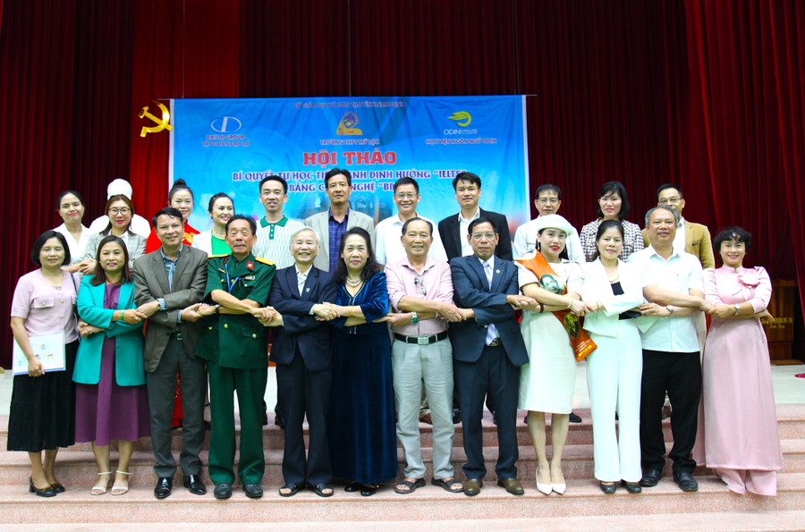 Lãnh đạo trường chụp ảnh cùng các đại biểu khách mời. Lãnh đạo trường chụp ảnh cùng các đại biểu khách mời.