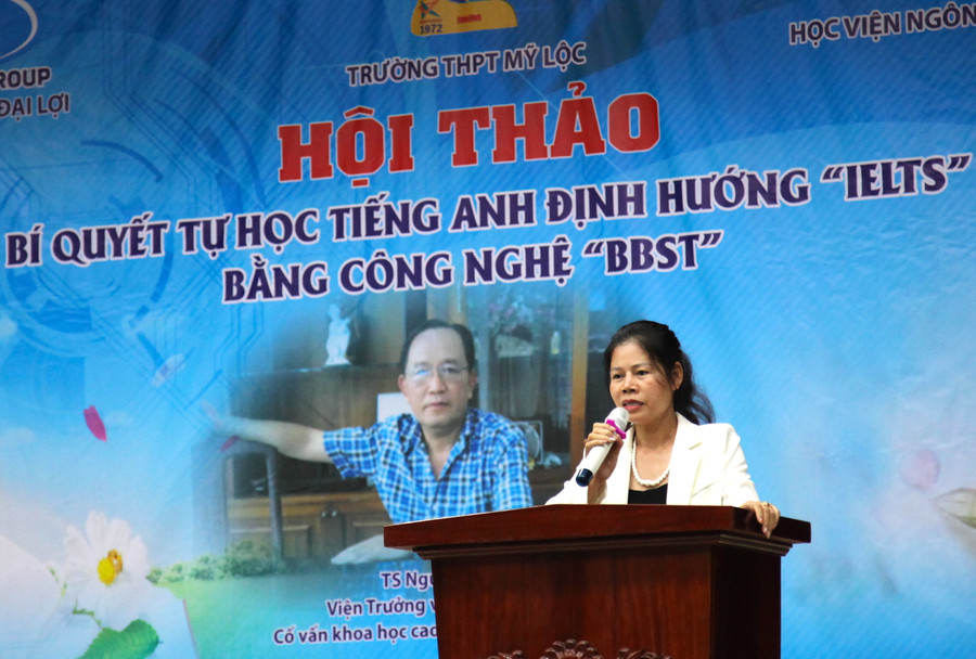 Cô Trần Thị Mai, Bí thư chi bộ - Hiệu trường Trường THPT Mỹ Lộc phát biểu cảm ơn. Cô Trần Thị Mai, Bí thư chi bộ - Hiệu trường Trường THPT Mỹ Lộc phát biểu cảm ơn.