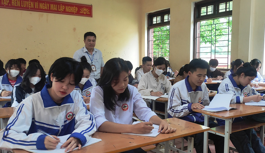 Thầy và trò Trường THCS&amp;THPT Bá Thước (Thanh Hóa) tập trung ôn thi. (Ảnh: Thế Lượng)