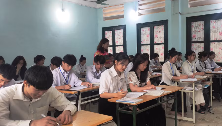 Cô giáo và học trò Trường THPT Quan Sơn (Thanh Hóa) trong giờ ôn thi. (Ảnh: Thế Lượng)