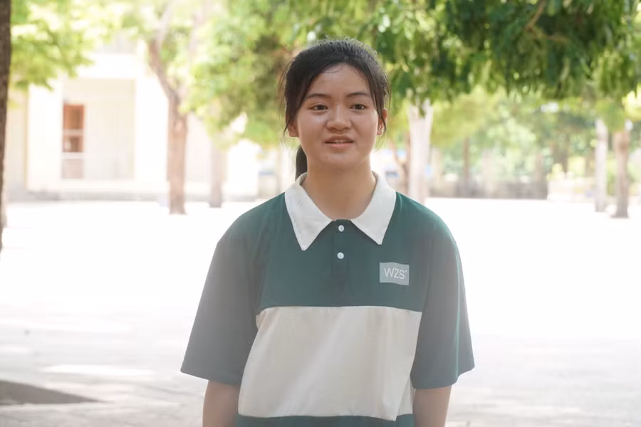 Em Phan Thị Thu Thủy đạt thủ khoa khối A1 tỉnh Nghệ An tại Kỳ thi tốt nghiệp THPT năm 2023. Ảnh: Hồ Lài.