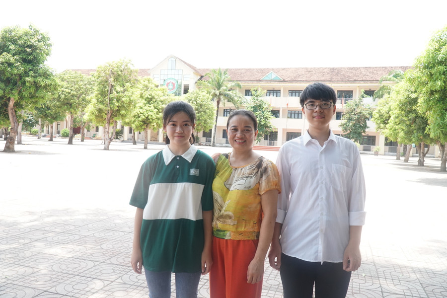 Cô Nguyễn Thị Sao (ở giữa) cùng 2 học trò đạt thành tích xuất sắc trong kỳ thi tốt nghiệp THPT. Ảnh: Hồ Lài. Cô Nguyễn Thị Sao (ở giữa) cùng 2 học trò đạt thành tích xuất sắc trong kỳ thi tốt nghiệp THPT. Ảnh: Hồ Lài.