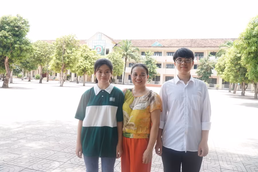 Cô Nguyễn Thị Sao (ở giữa) cùng 2 học trò đạt thành tích xuất sắc trong kỳ thi tốt nghiệp THPT. Ảnh: Hồ Lài.