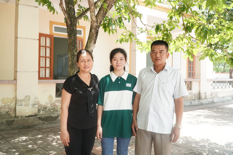 Em Phan Thị Thu Thủy cùng bố mẹ. Ảnh: Hồ Lài. Em Phan Thị Thu Thủy cùng bố mẹ. Ảnh: Hồ Lài.