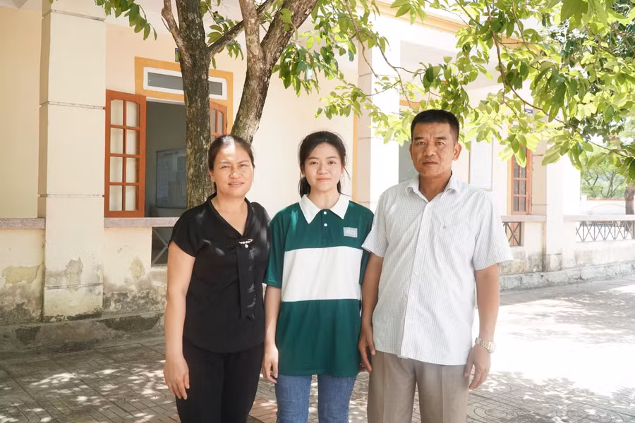 Em Phan Thị Thu Thủy cùng bố mẹ. Ảnh: Hồ Lài.