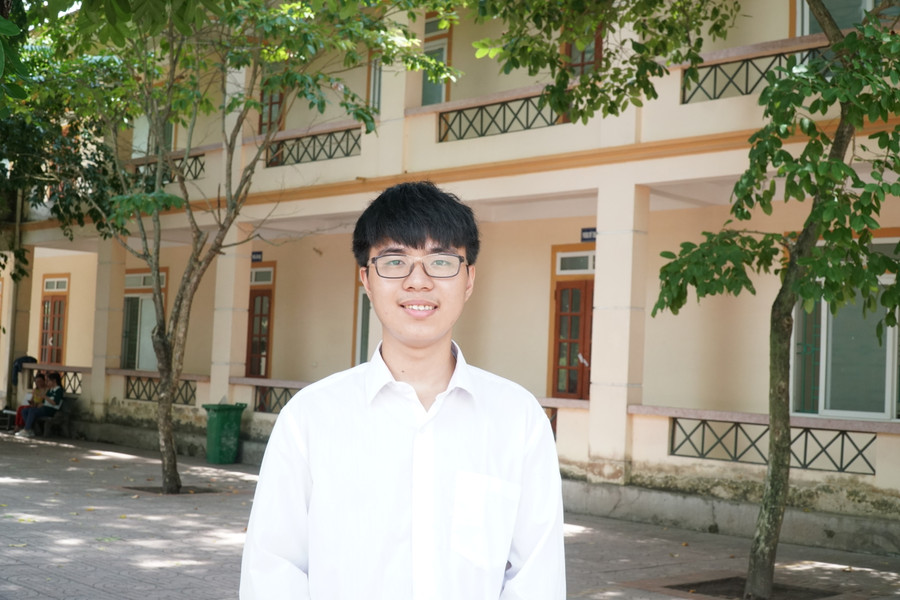Em Trần Anh Đức - á khoa tổ hợp khoa học tự nhiên tỉnh Nghệ An. Ảnh: Hồ Lài. Em Trần Anh Đức - á khoa tổ hợp khoa học tự nhiên tỉnh Nghệ An. Ảnh: Hồ Lài.