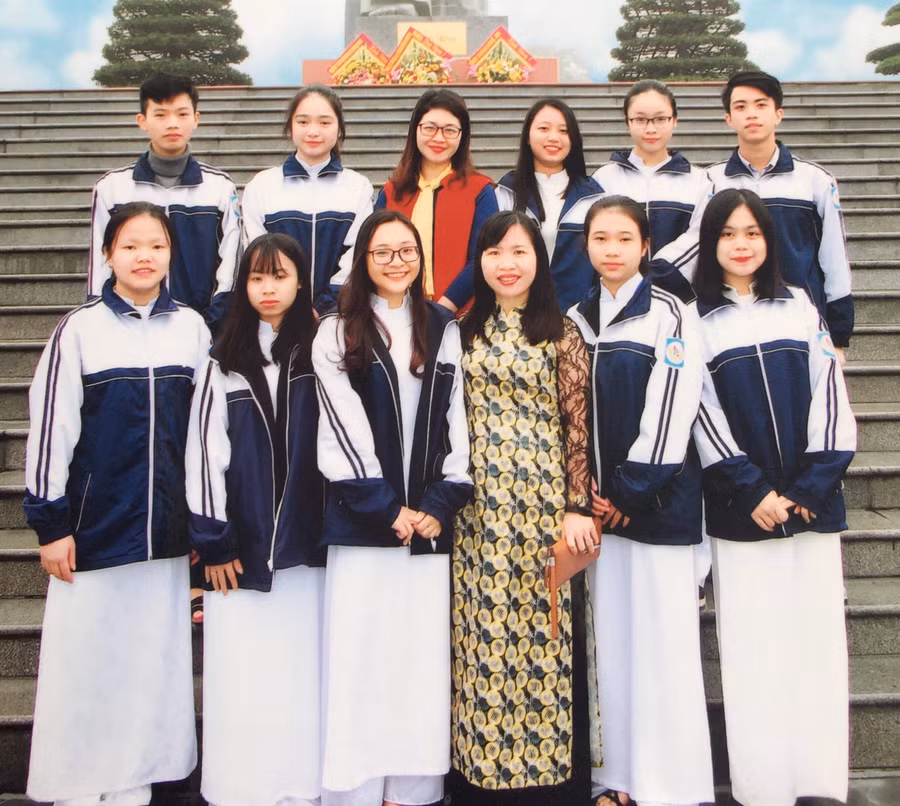 Đội tuyển HSG quốc gia Địa Lý đều là HS trường THPT chuyên Phan Bội Châu cùng cô giáo bồi dưỡng