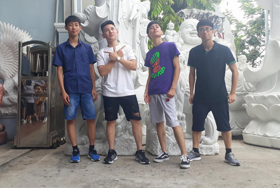 Tôn Lương Bảo (ngoài cùng bên phải) là một học sinh năng động, học giỏi Tôn Lương Bảo (ngoài cùng bên phải) là một học sinh năng động, học giỏi