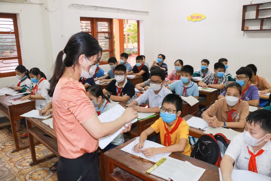 Hầu hết trường học tại Thanh Chương, Nghệ An đã dạy học trực tiếp trở lại. Trong buổi học đầu tiên, giáo viên phát phiếu cam kết thực hiện các biện pháp phòng dịch cho học sinh.